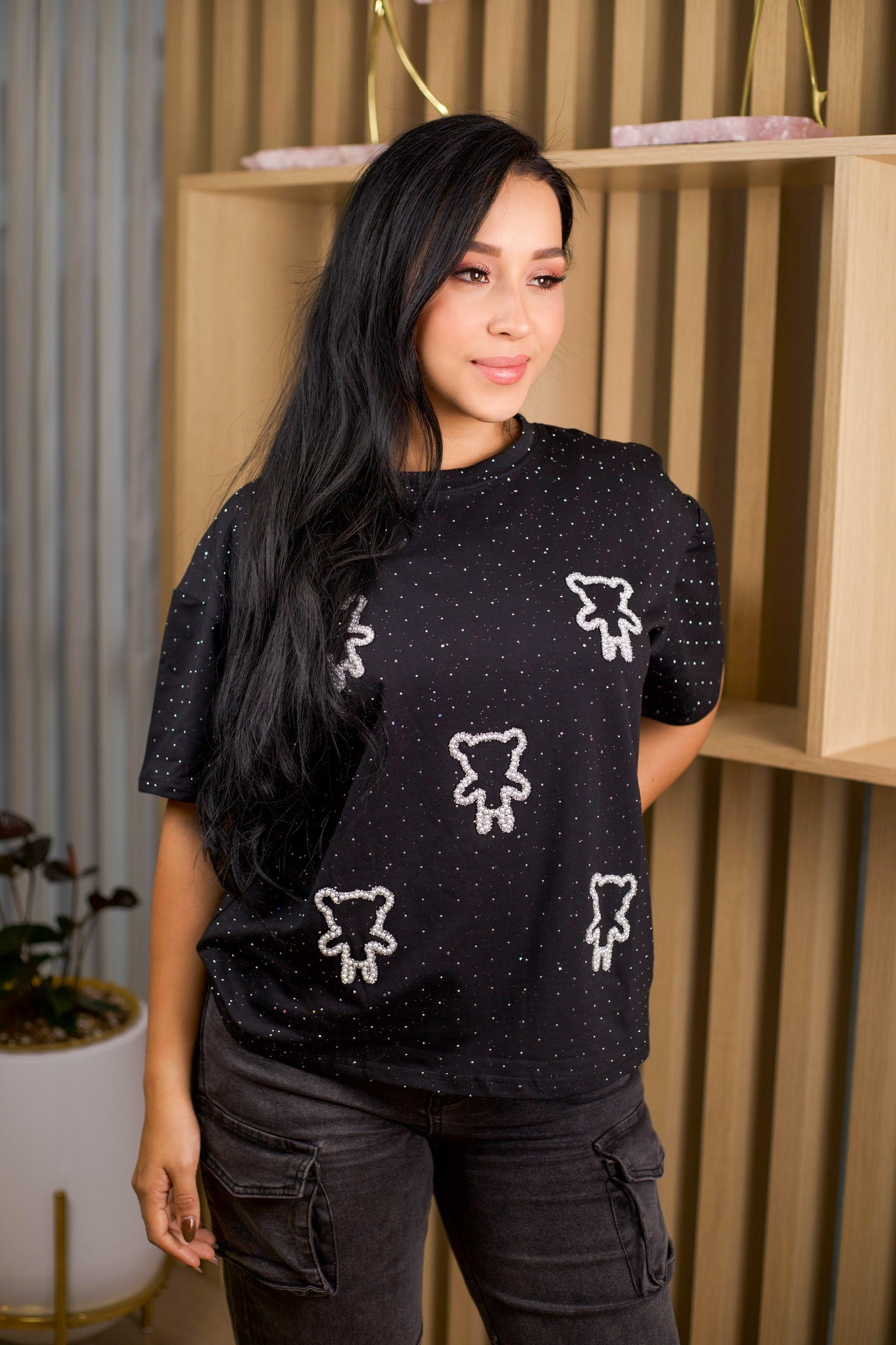 Camiseta oversize unicolor con brillos y aplique de oso.