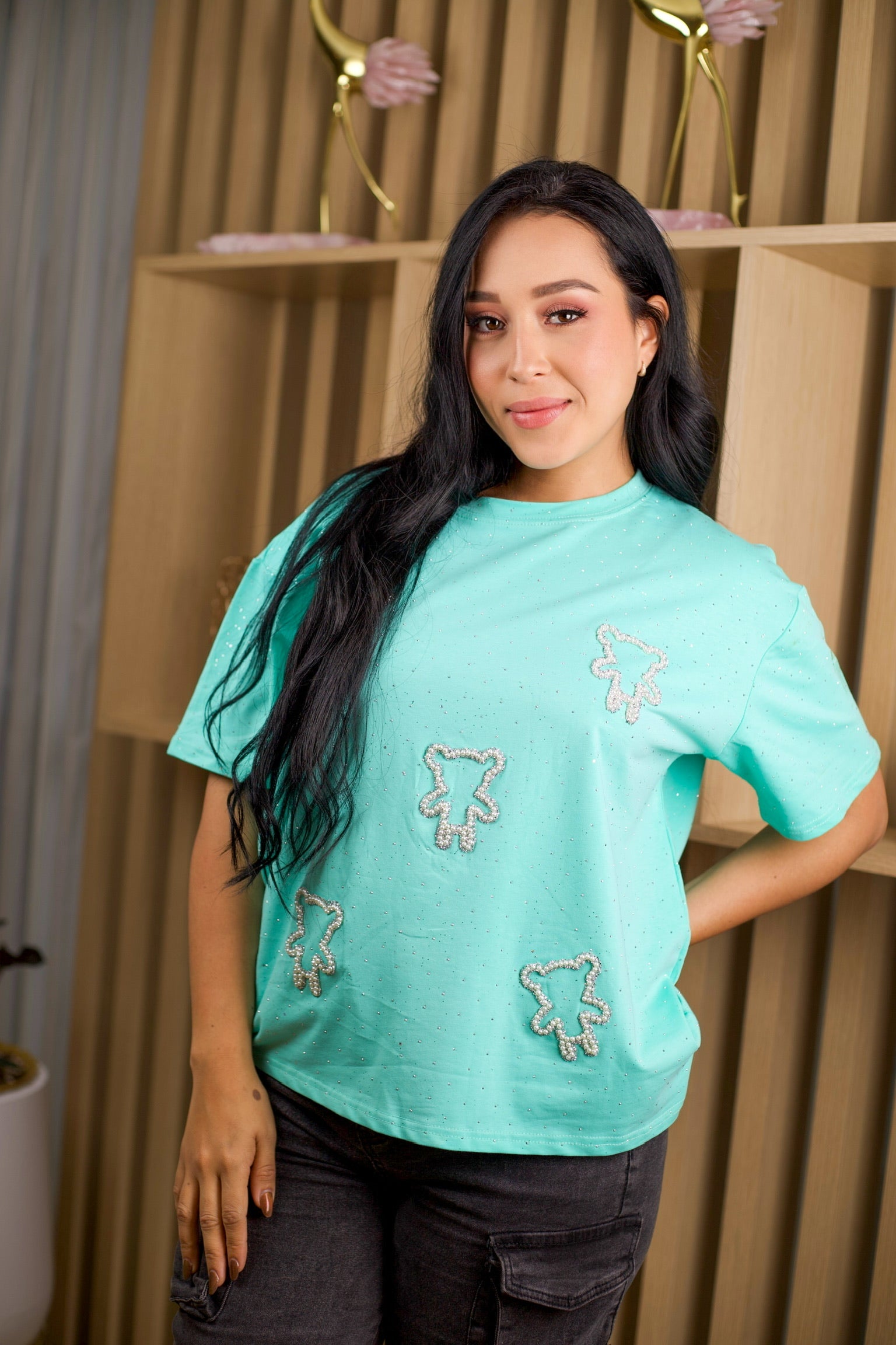 Camiseta oversize unicolor con brillos y aplique de oso.