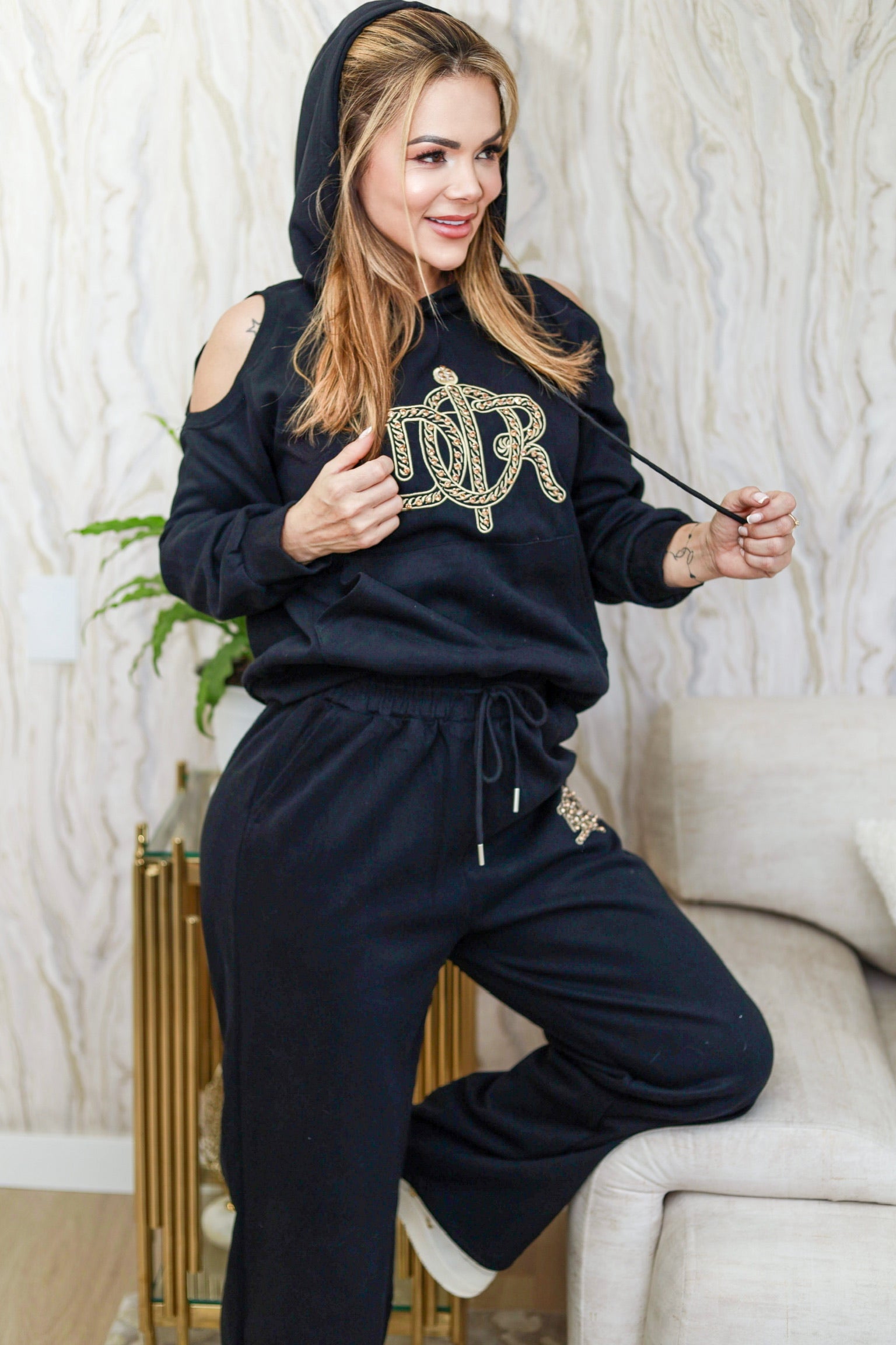 Conjunto de buso y pantalón unicolor, con brillos remachados, talla única