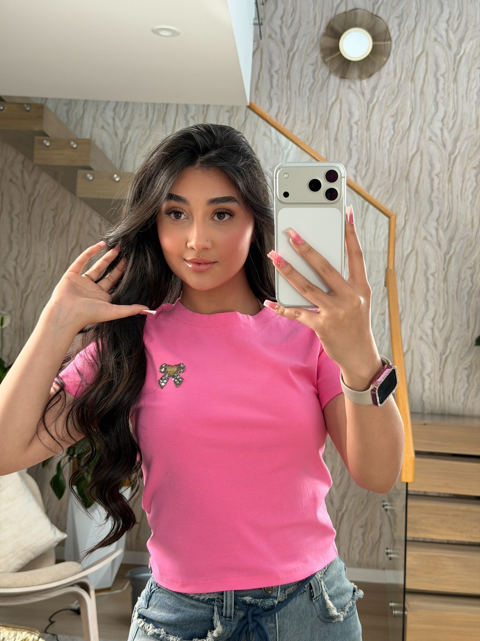 Camiseta corta con apliques en brillo, talla única.
