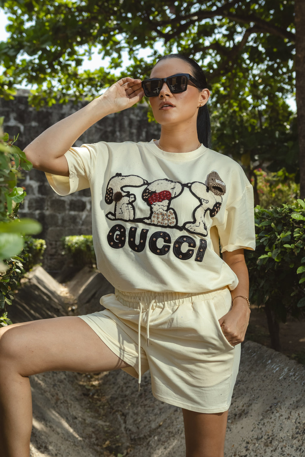 Conjunto camiseta y short en tela de algodón, con apliques y brillos