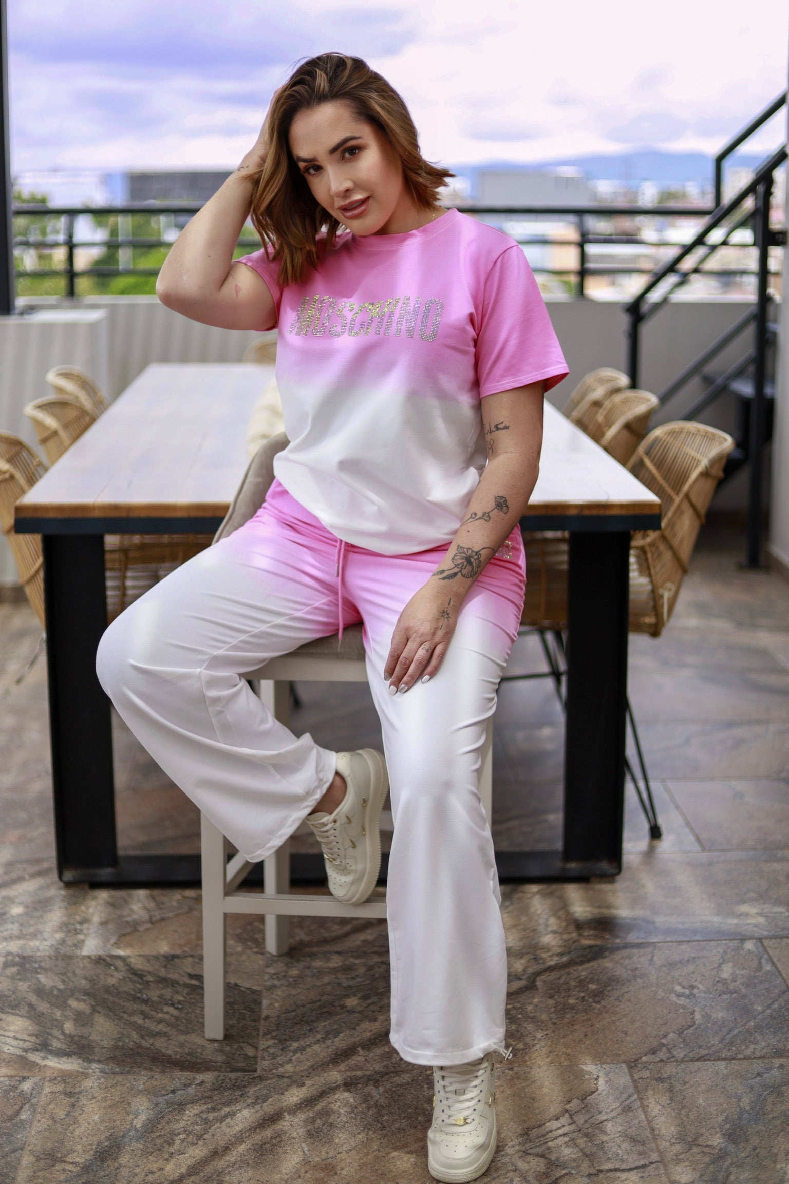 Conjunto de camiseta y pantalón unicolor en dos tonos, con brillos, talla única