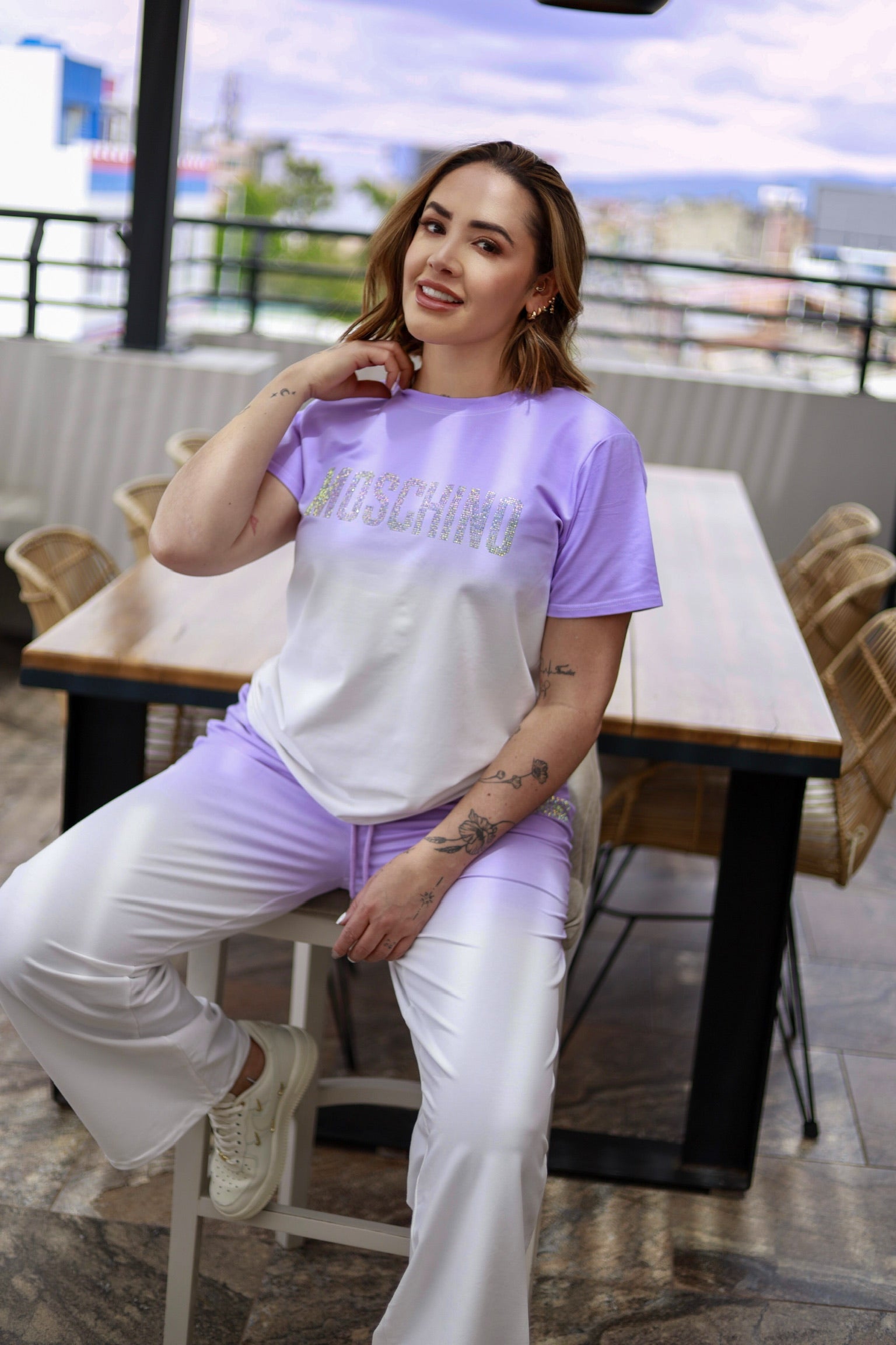 Conjunto de camiseta y pantalón unicolor en dos tonos, con brillos, talla única