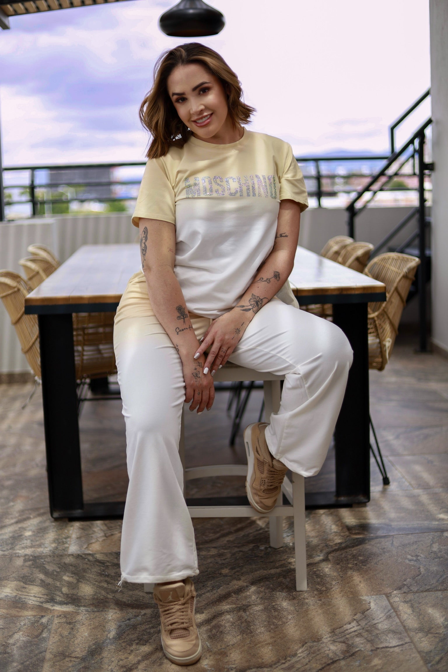 Conjunto de camiseta y pantalón unicolor en dos tonos, con brillos, talla única