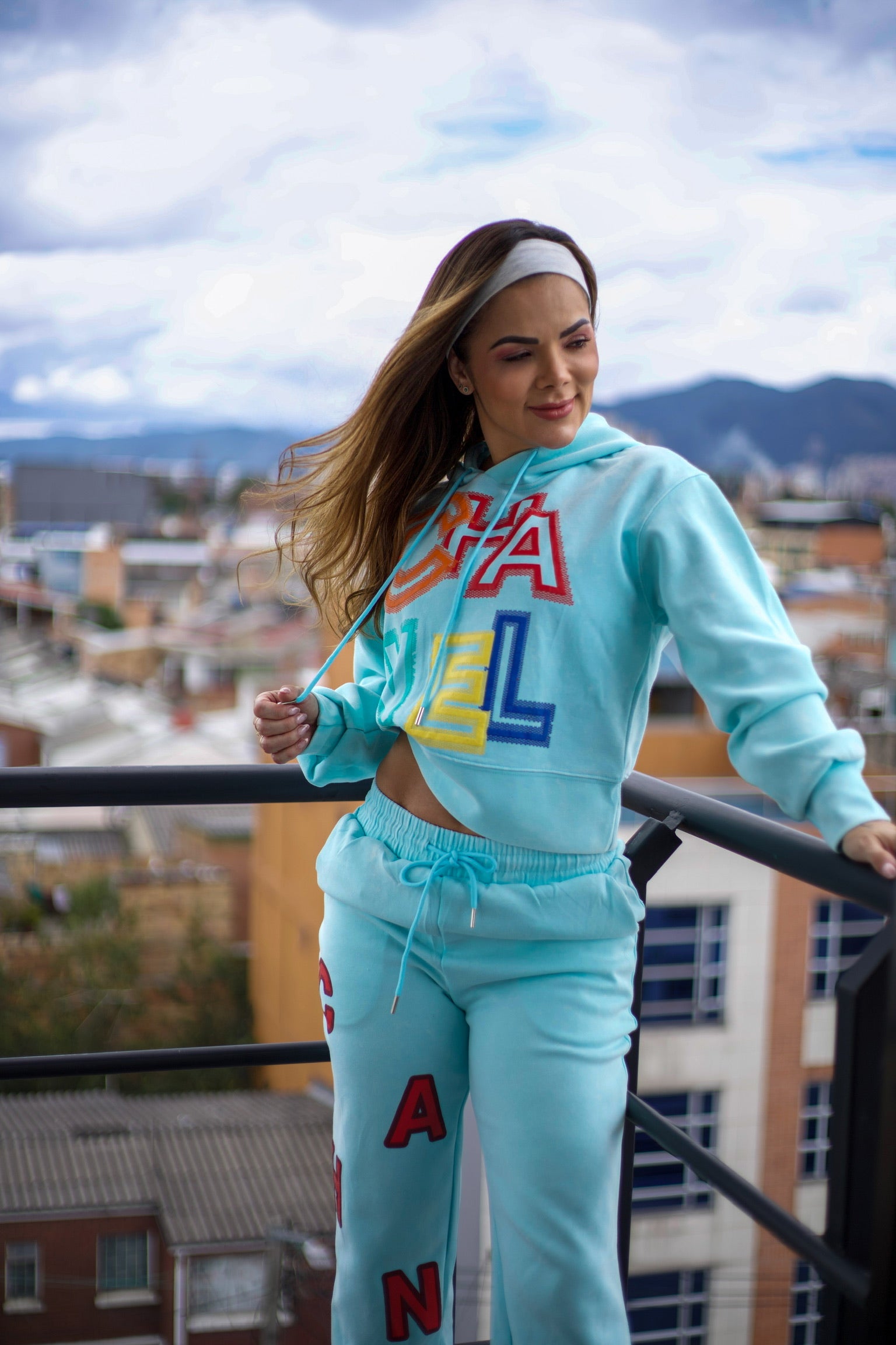 Conjunto de buso y pantalón en tela jaspeada y estampado, talla única.