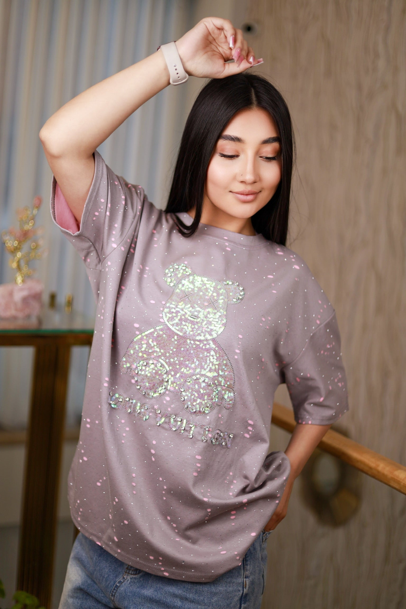 Camiseta oversize unicolor con brillos y lentejuelas.