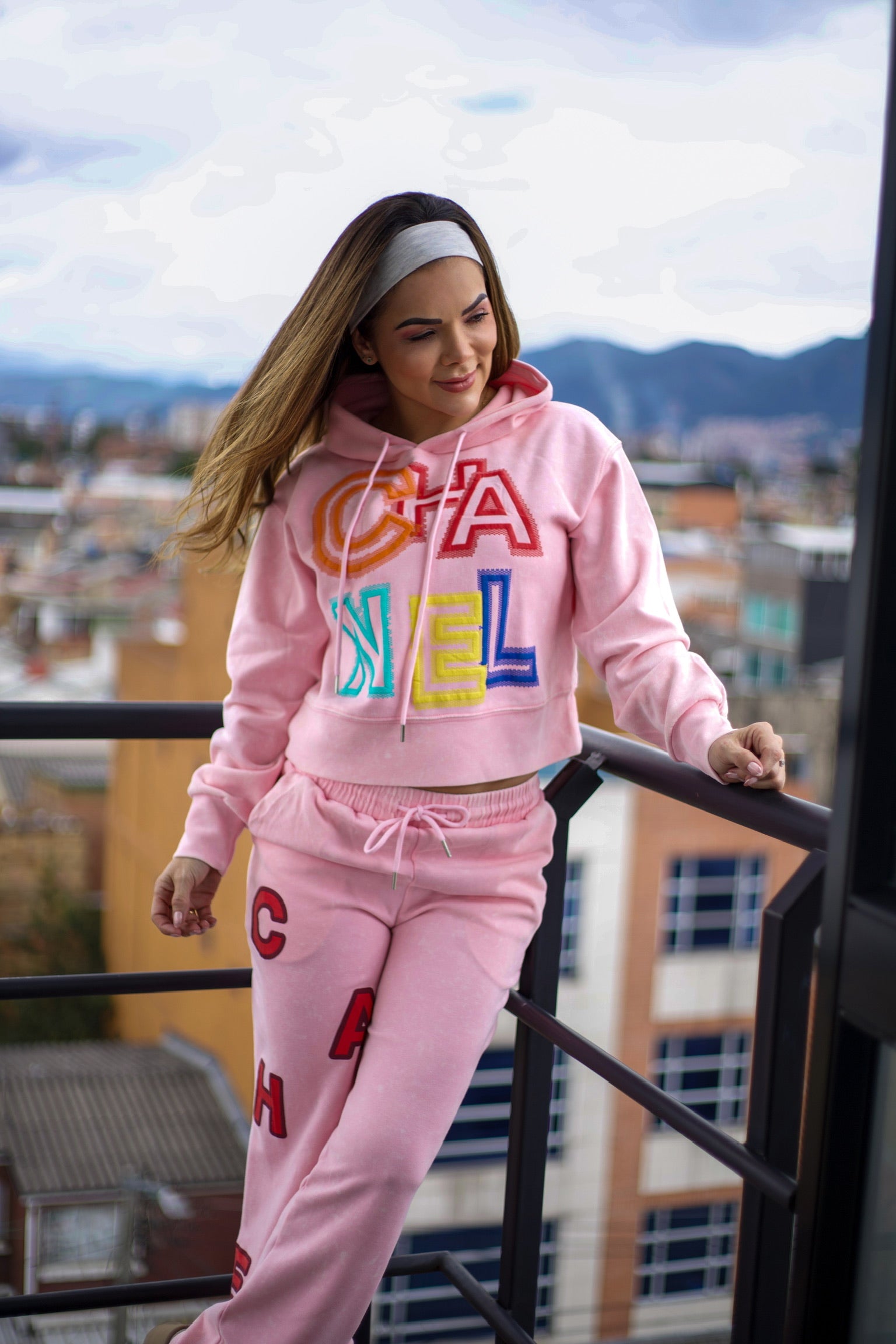 Conjunto de buso y pantalón en tela jaspeada y estampado, talla única.
