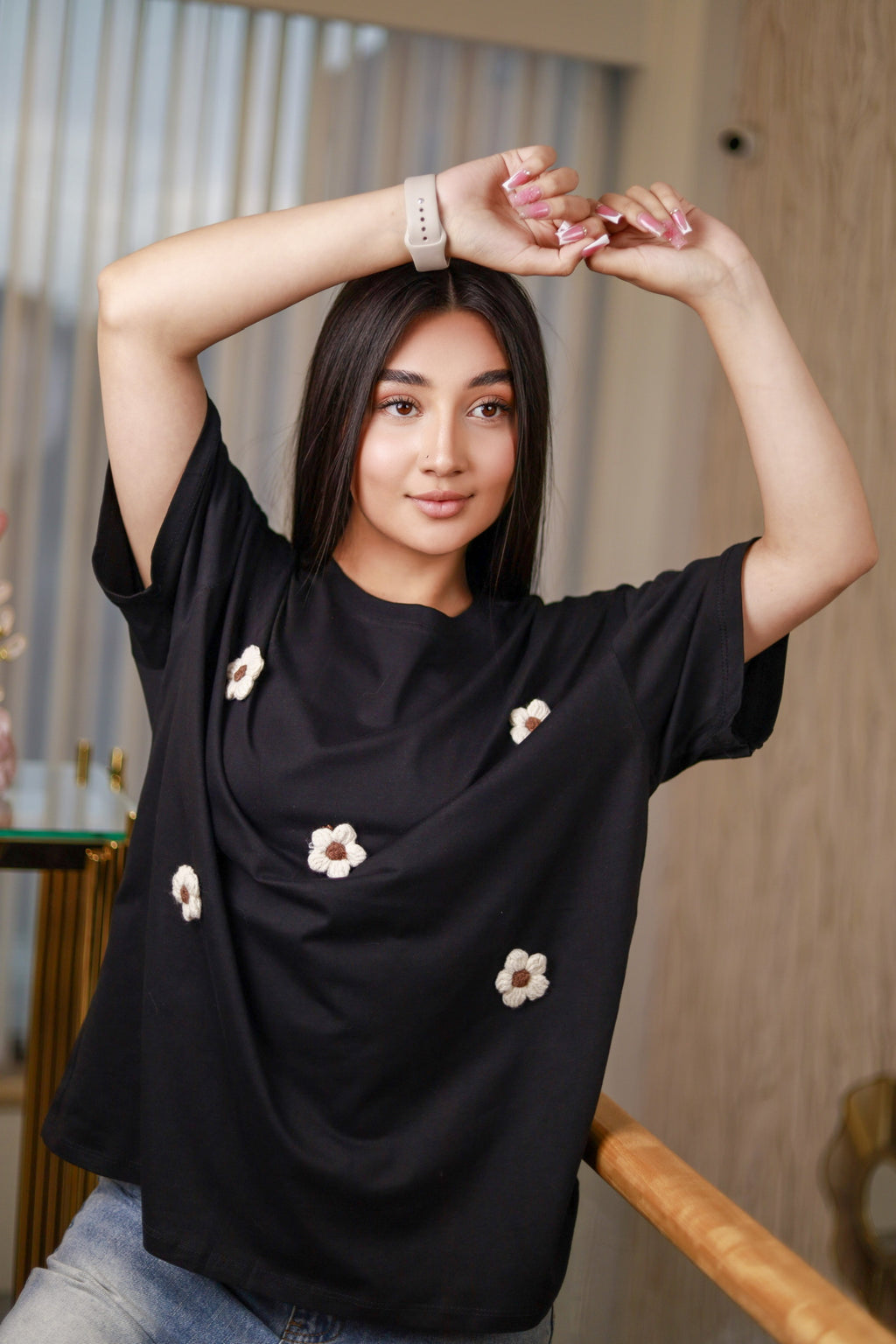 Camiseta oversize unicolor con aplique de flores.