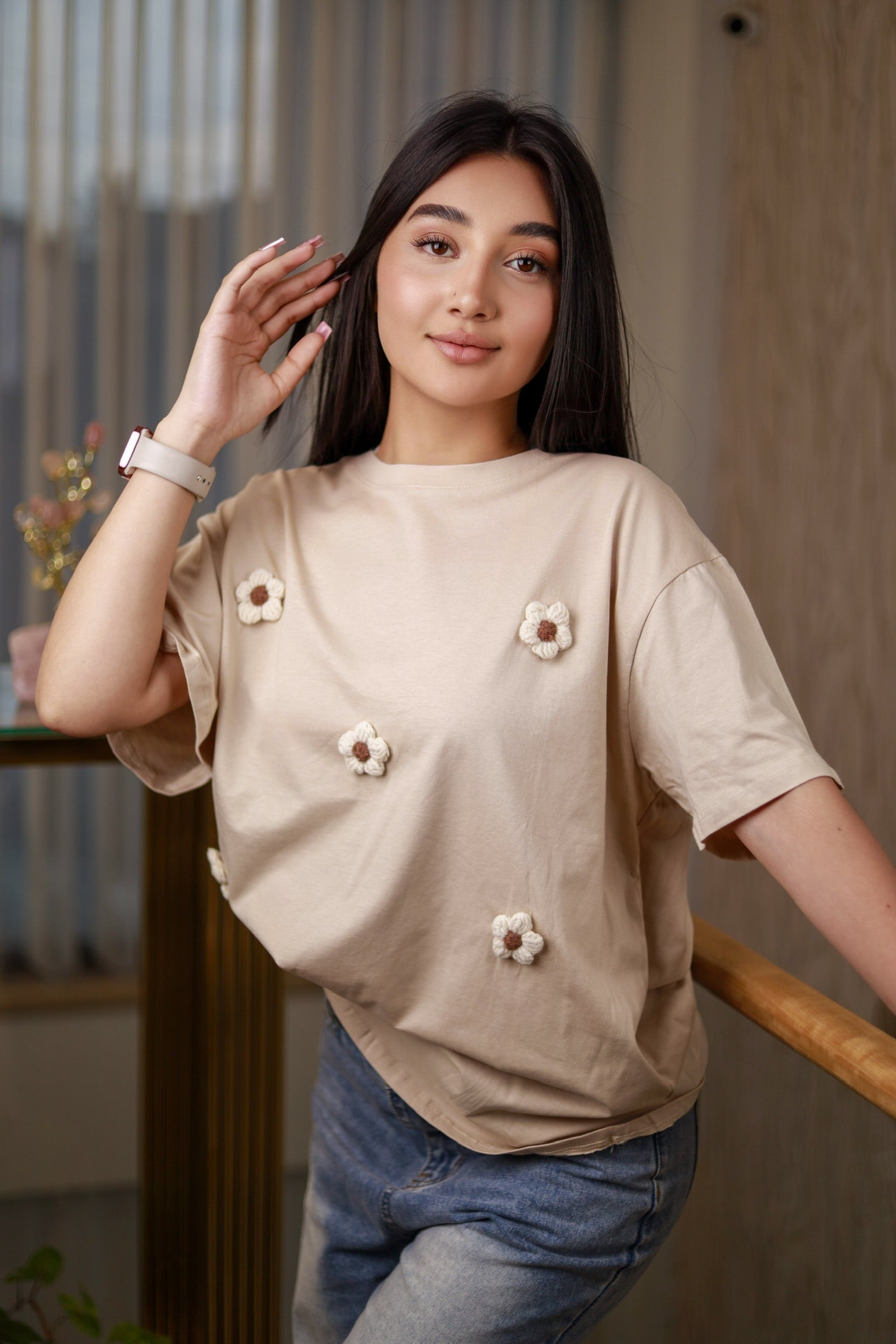 Camiseta oversize unicolor con aplique de flores.